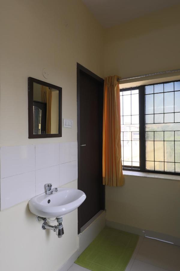 Hotel Tree Hotel-near Vfs Global And Ramee Mall