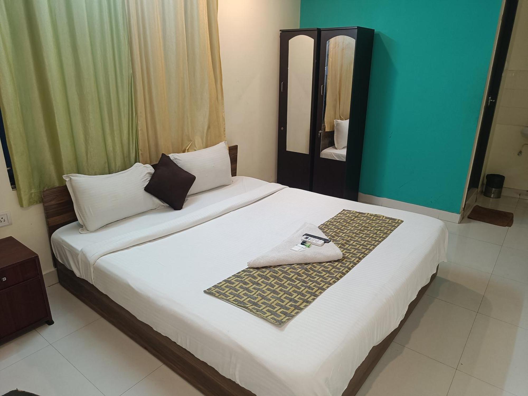 Tree Hotel-near Vfs Global And Ramee Mall Hotel 2*