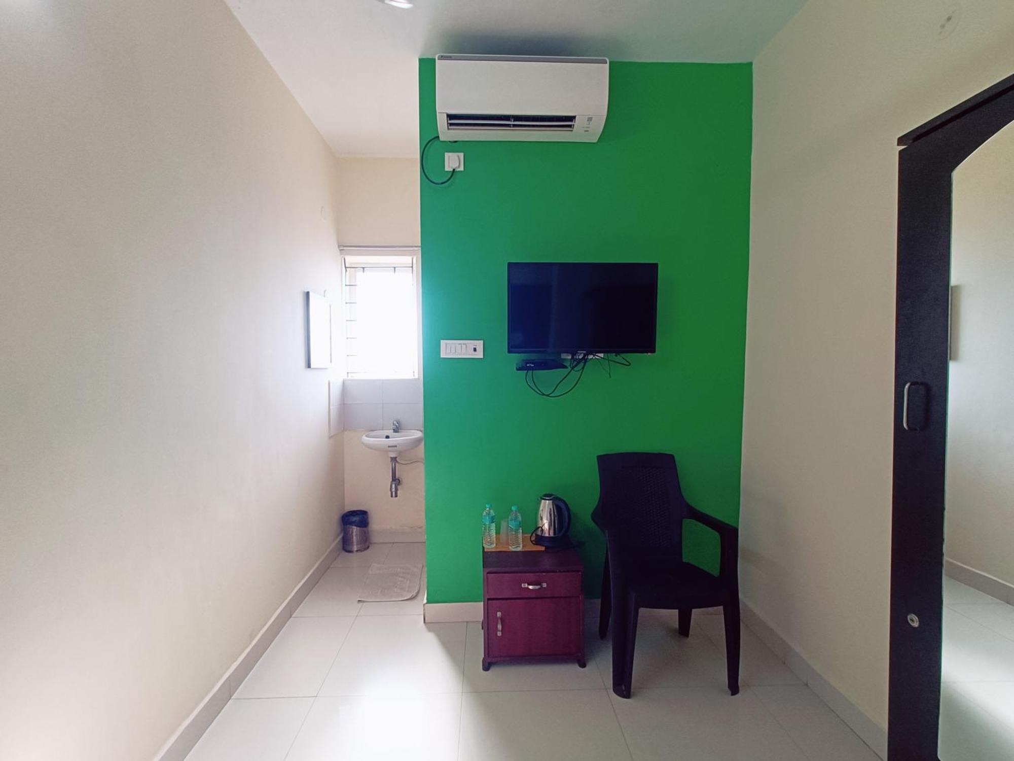 Hotel Tree Hotel-near Vfs Global And Ramee Mall