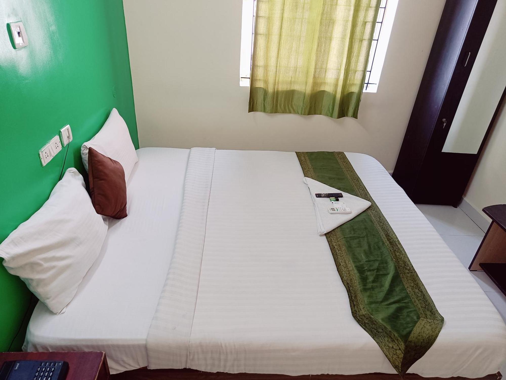Tree Hotel-near Vfs Global And Ramee Mall Hotel 2*