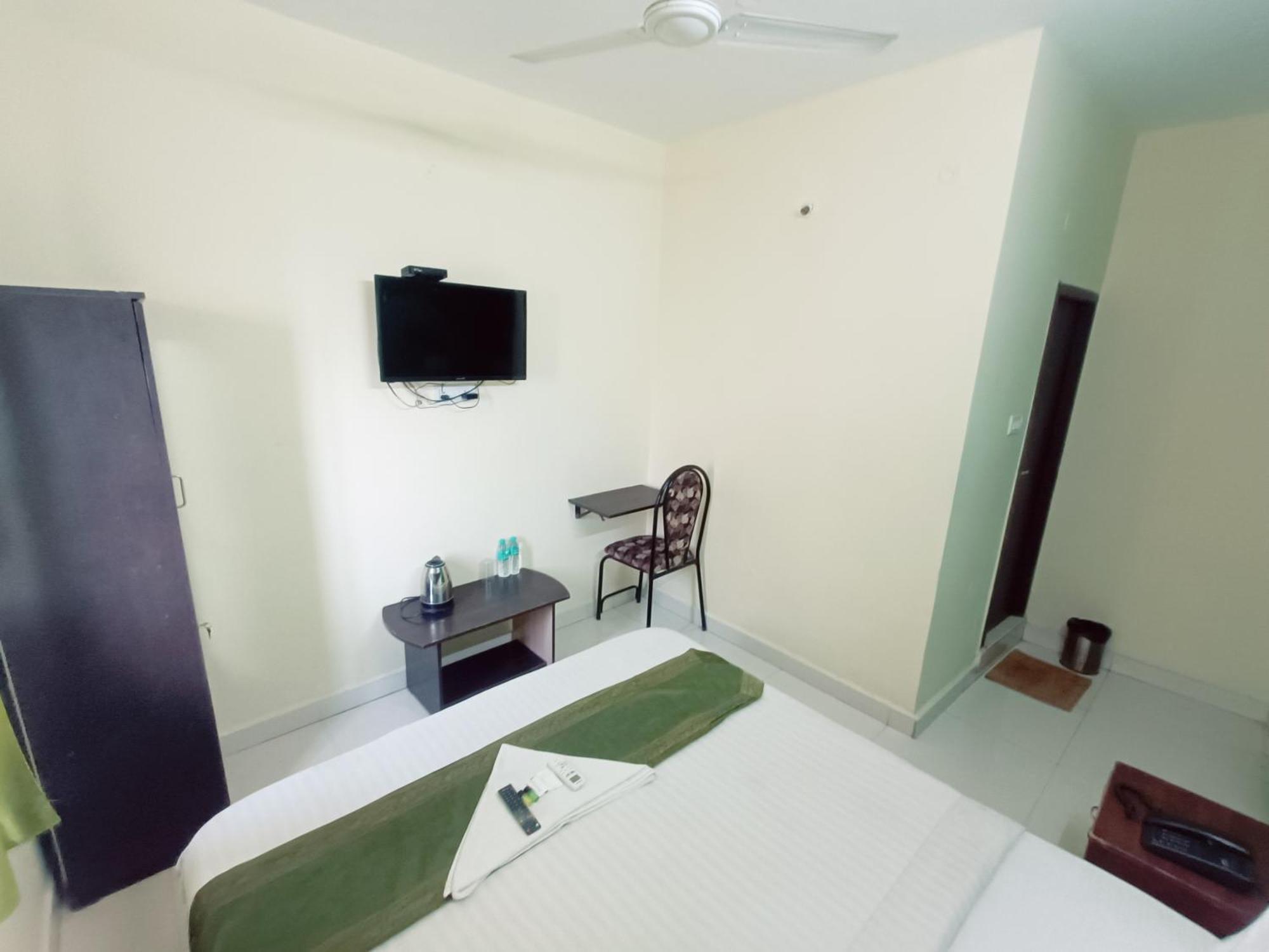 Tree Hotel-near Vfs Global And Ramee Mall