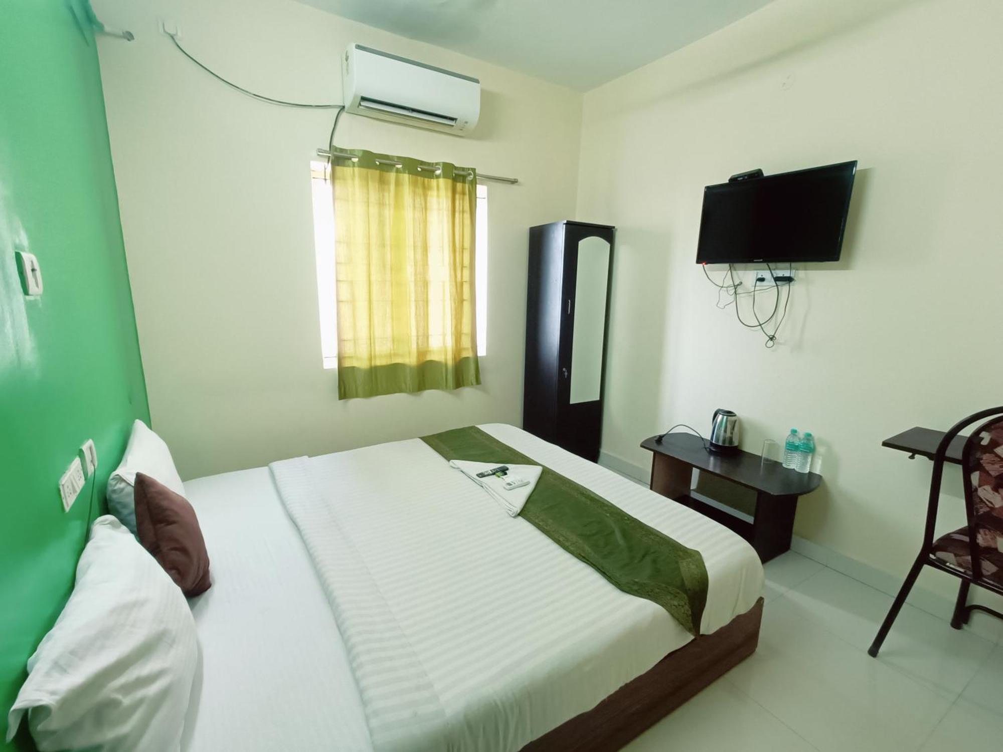 Tree Hotel-near Vfs Global And Ramee Mall Hotel